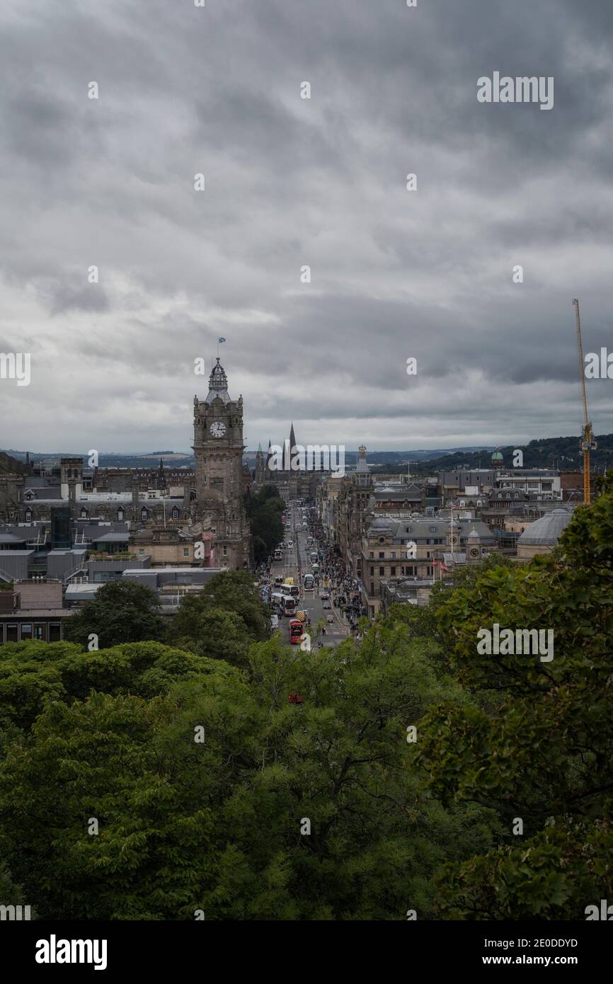 Drohne Blick auf erstaunliche Stadtbild von Edinburgh unter grau bewölkt Himmel in Schottland Stockfoto