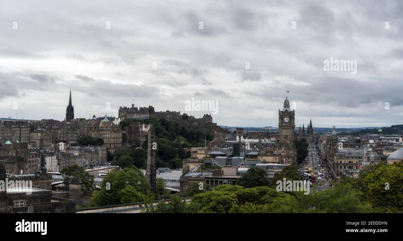 Drohne Blick auf erstaunliche Stadtbild von Edinburgh unter grau bewölkt Himmel in Schottland Stockfoto