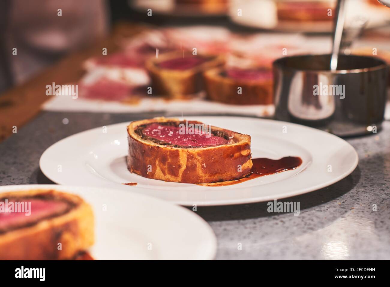 Köche bereiten in der Küche des französischen Restaurants wunderschöne Gerichte zu Stockfoto