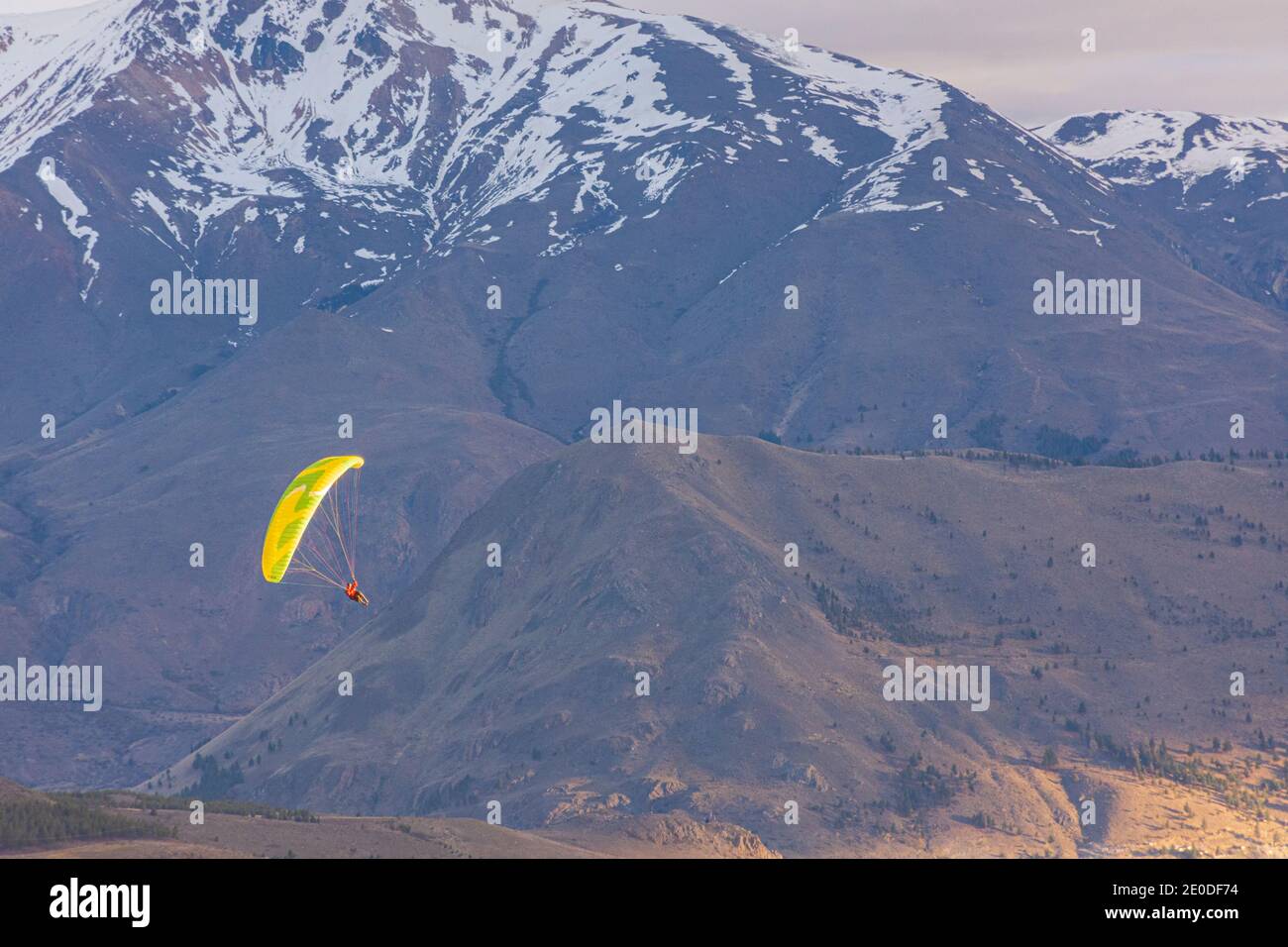 Paragliding gegen schneebedeckte Anden während der Wintersaison in Esquel, Patagonien, Argentinien Stockfoto