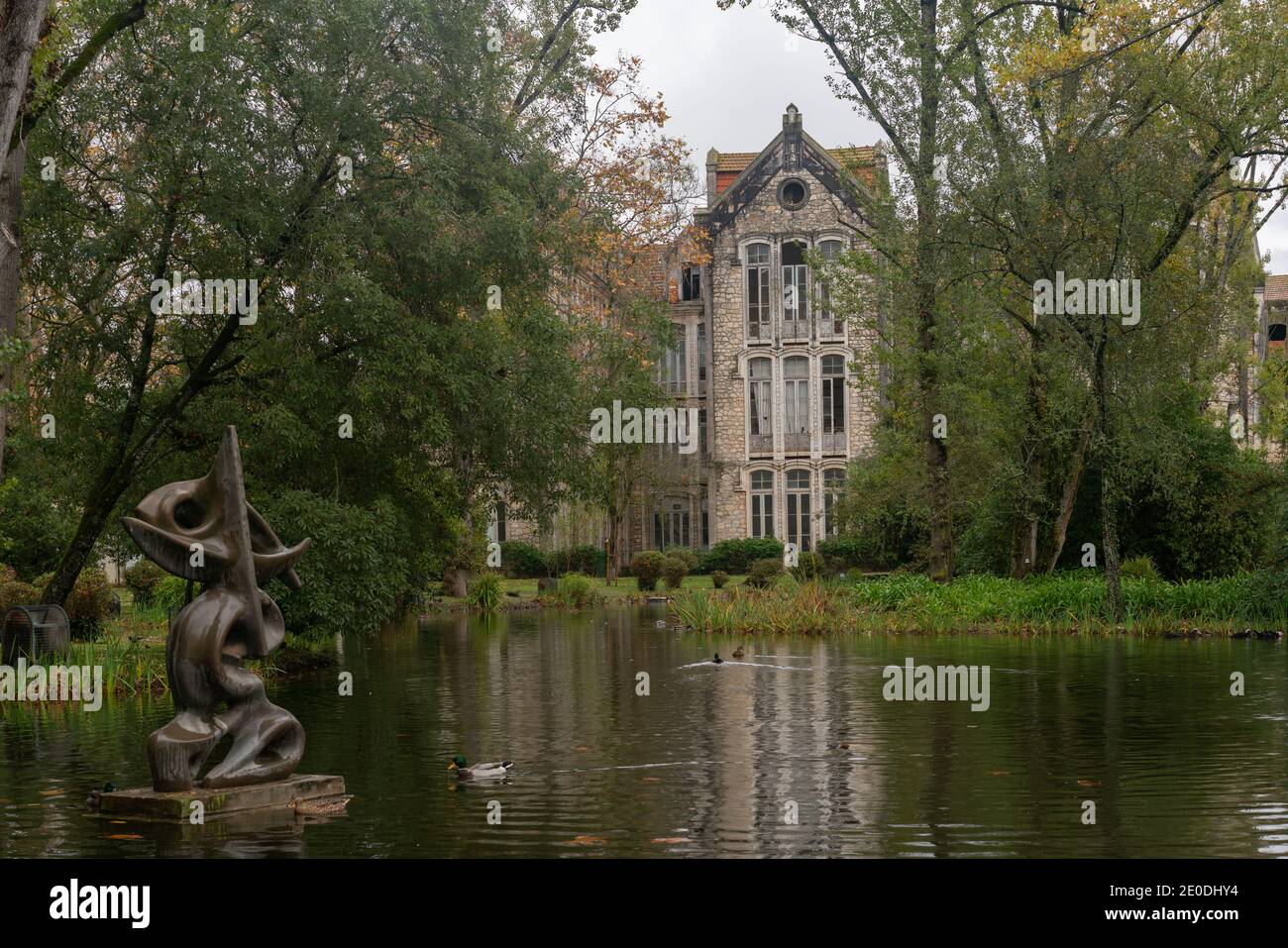 Verlassene Gebäude altes Thermalkrankenhaus mit einem See und D. Carlos I Park in Caldas da Rainha Stockfoto