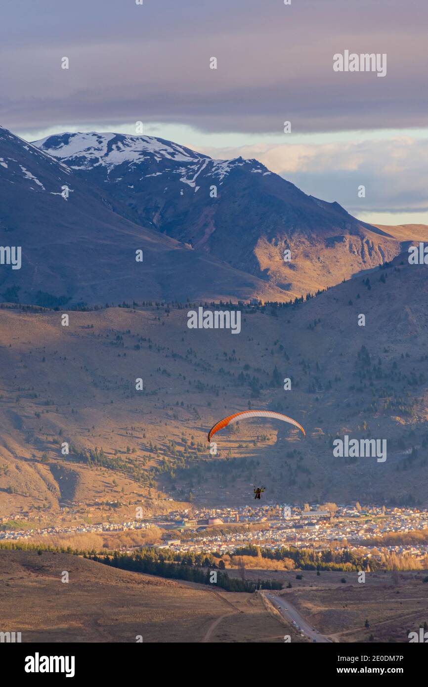 Gleitschirm gegen die Anden und das Tal in Esquel, Patagonien, Argentinien Stockfoto