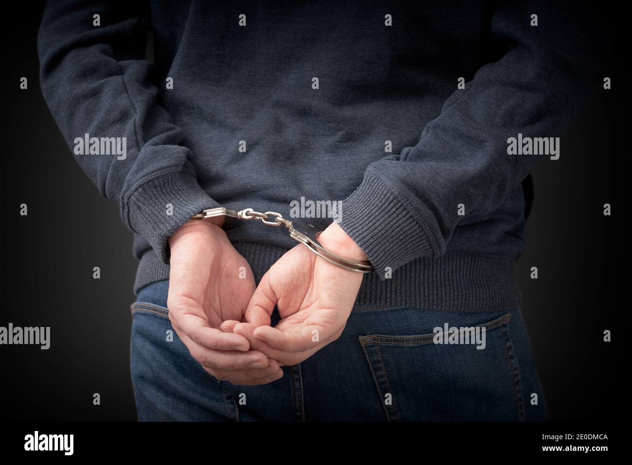 Kriminelle Handschellen, Rückansicht. Kriminelle verhaftet, Sicherheitskonzept Stockfoto