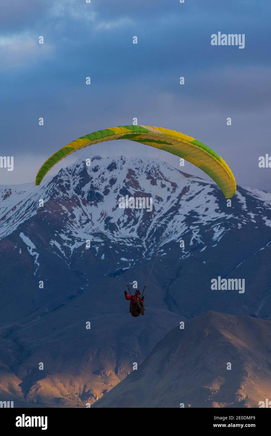 Paragliding gegen schneebedeckte Anden während der Wintersaison in Esquel, Patagonien, Argentinien Stockfoto