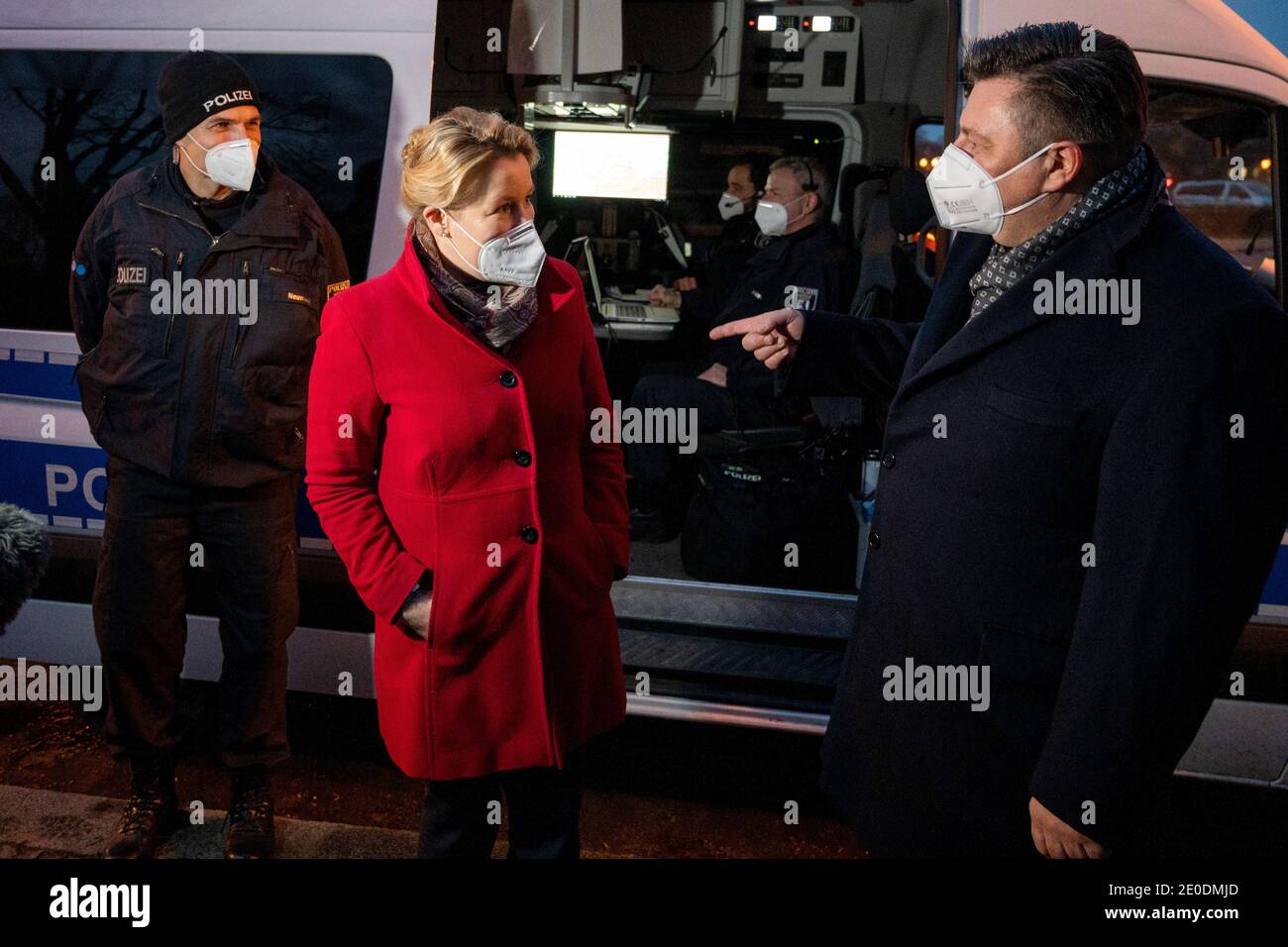 Berlin, Deutschland. Dezember 2020. Franziska Giffey (SPD, M), Bundesministerin für Familie, Senioren, Frauen und Jugend, und Andreas Geisel (SPD, r), Senator des Innern Berlins, treffen während des Silvestereingriffs auf dem Großen Stern eine Polizeieinheit. Quelle: Christophe Gateau/dpa/Alamy Live News Stockfoto