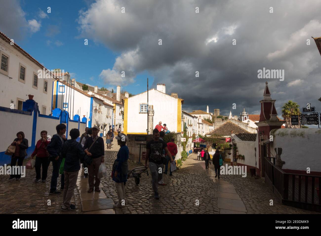 Obidos traditionelles malerisches Dorf voller Touristen, in Portugal Stockfoto