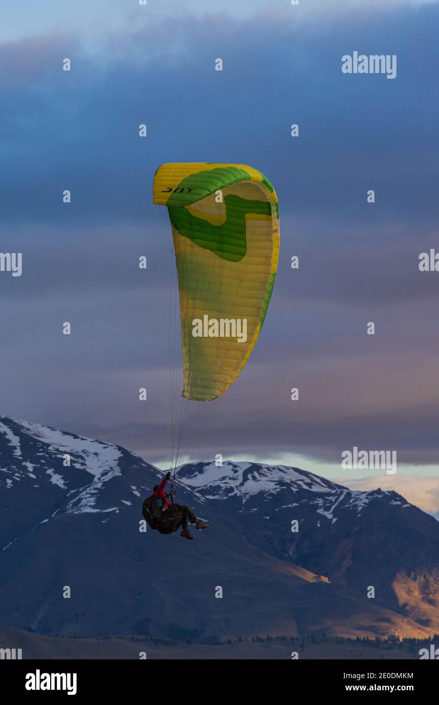 Paragliding gegen schneebedeckte Anden während der Wintersaison in Esquel, Patagonien, Argentinien Stockfoto