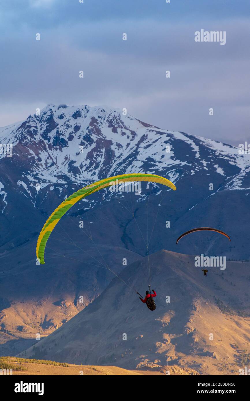 Paragliding gegen schneebedeckte Anden während der Wintersaison in Esquel, Patagonien, Argentinien Stockfoto