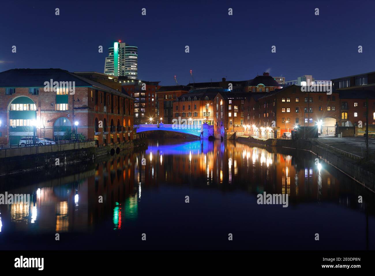 Blick in Richtung Bridgewater Place Wolkenkratzer in Leeds entlang der Uferpromenade des Flusses Aire Stockfoto