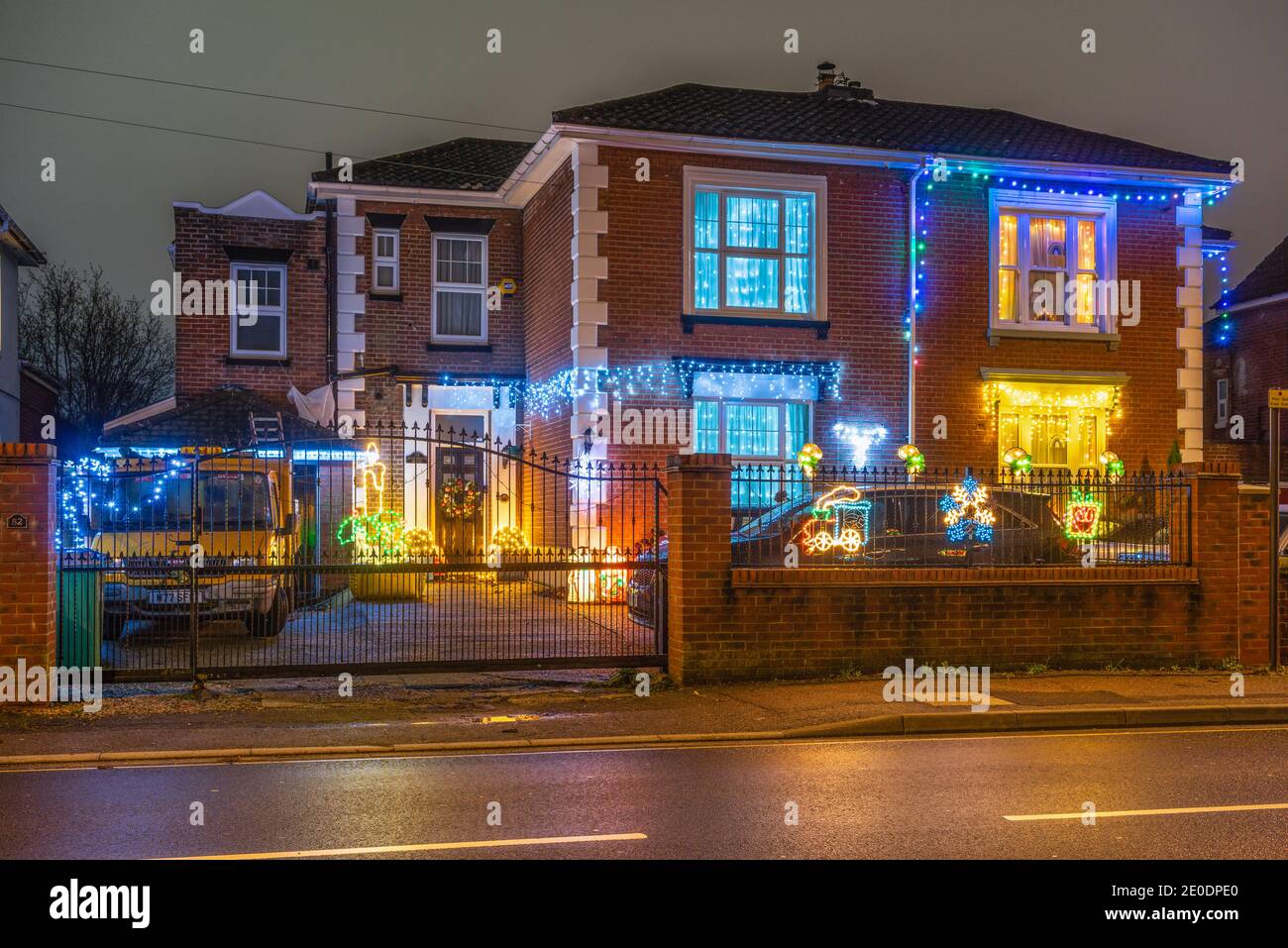 Wohngebäude / Haus bei Nacht beleuchtet mit hellen und bunten Weihnachtsbeleuchtung im Dezember 2020 in Southampton, England, Großbritannien Stockfoto