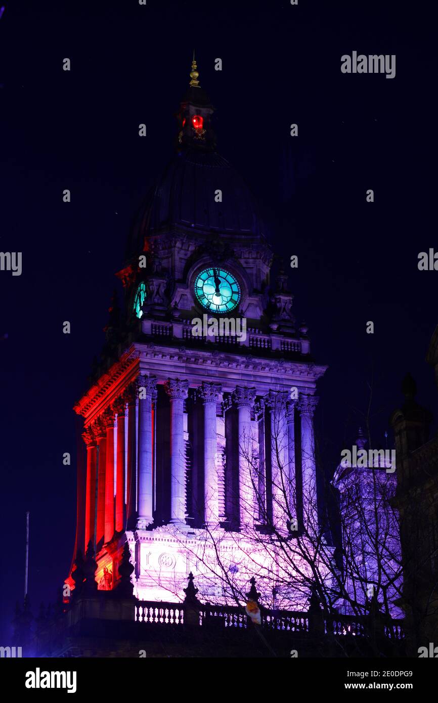 Leeds Town Hall bei Nacht kurz vor Mitternacht. Stockfoto