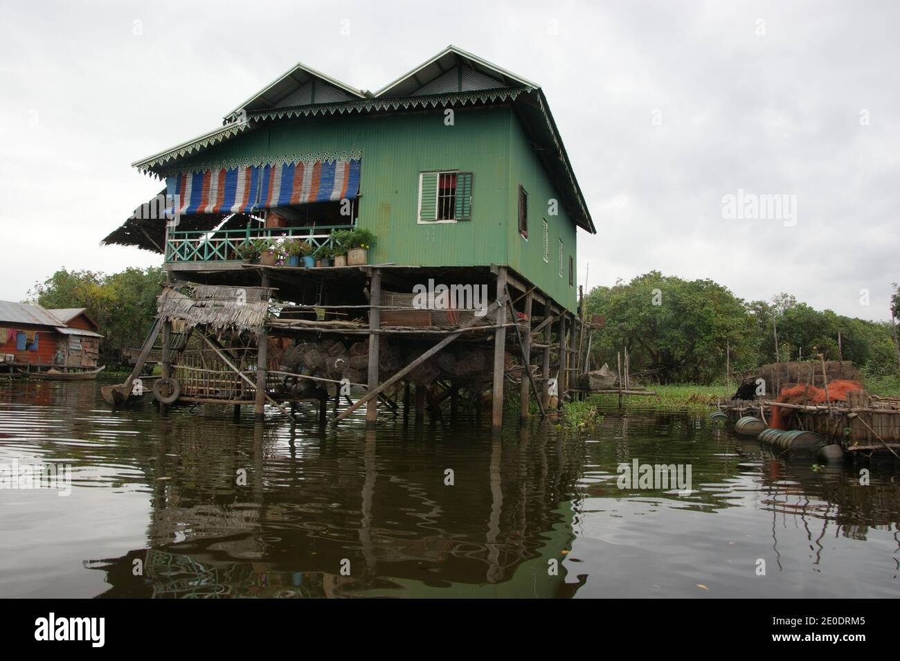 Freistehendes Haus, von einem reichen Fischer, am Rande des Stelzendorfes Kampong Phluk schwimmend auf See Tonle SAP. Stockfoto