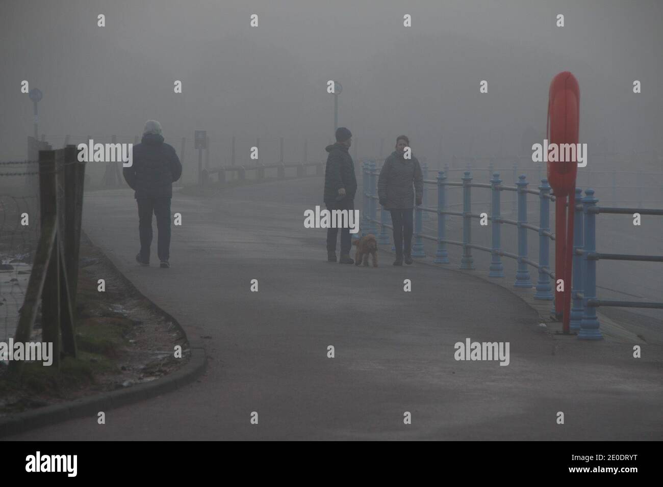 Heysham Lancashire, Großbritannien. 31. Dez, 2020. Wanderer bewegen, wenn durch Nebel bei Heysham Kredit: PN News/Alamy Live News Stockfoto