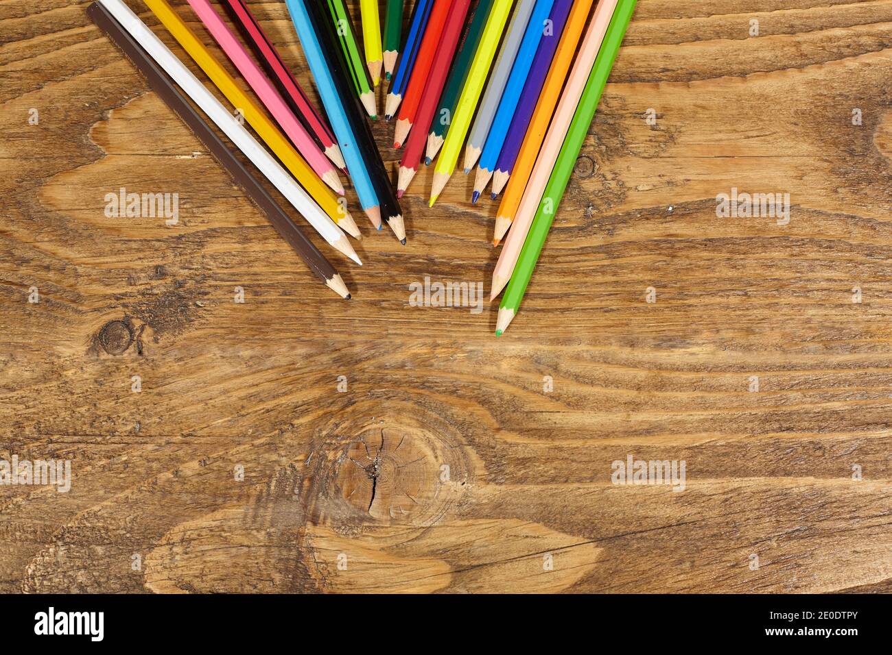 Buntstifte auf Holztisch. Stockfoto