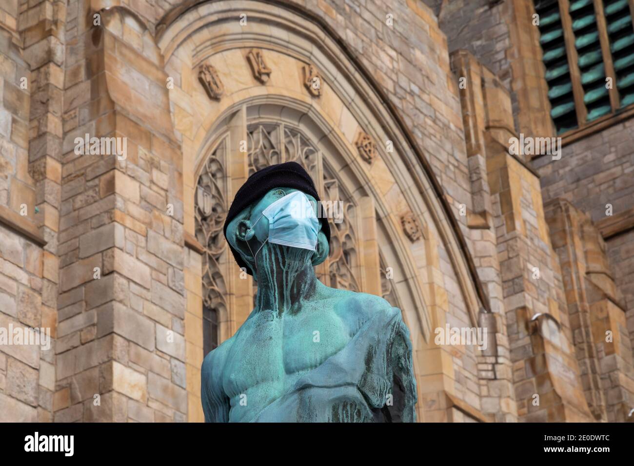 Detroit, Michigan - EINE Statue außerhalb der Metropolitan United Methodist Church trägt eine Gesichtsmaske während der Covid-19 Pandemie. Die Statue ist 'noch', cre Stockfoto