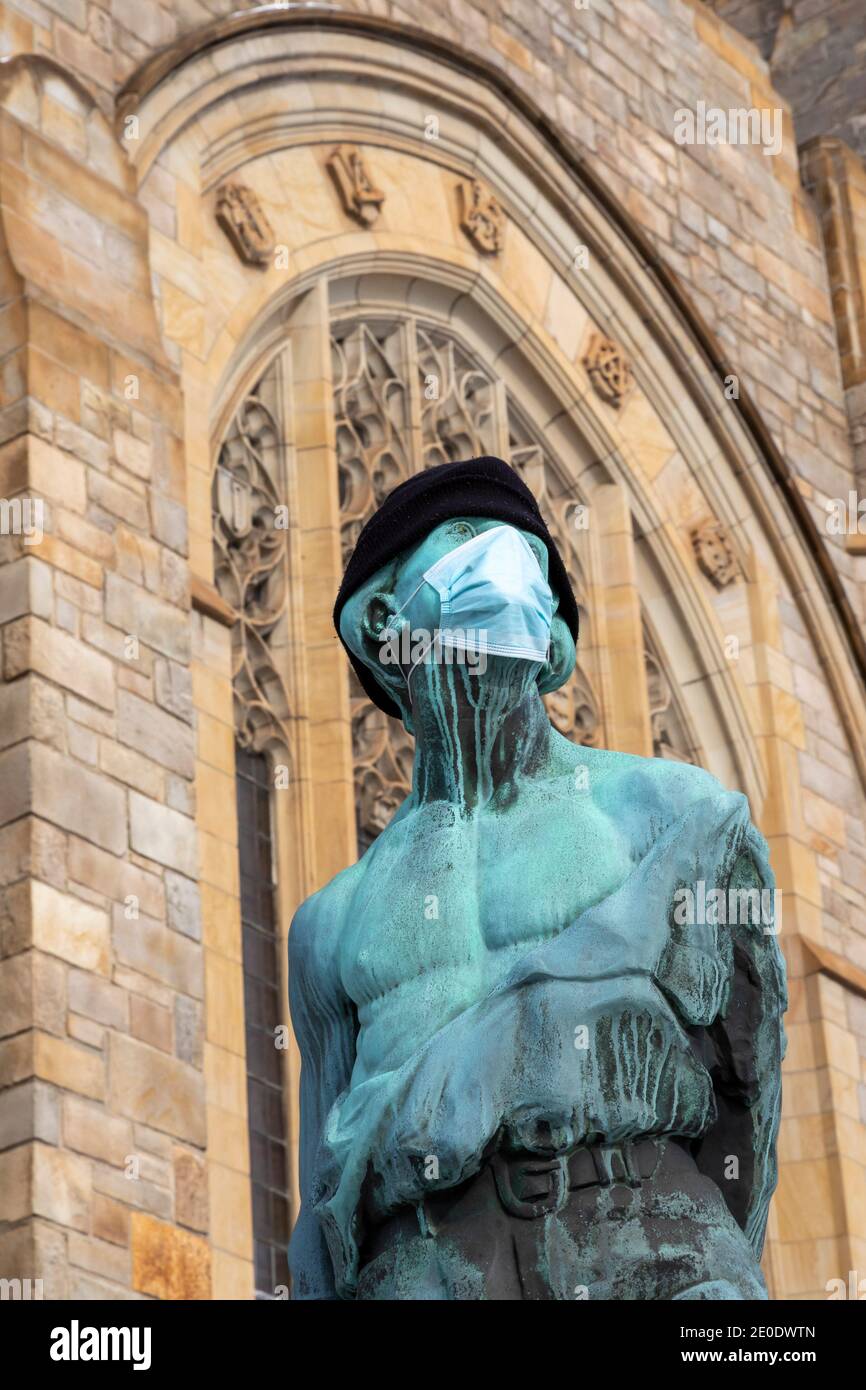 Detroit, Michigan - EINE Statue außerhalb der Metropolitan United Methodist Church trägt eine Gesichtsmaske während der Covid-19 Pandemie. Die Statue ist 'noch', cre Stockfoto