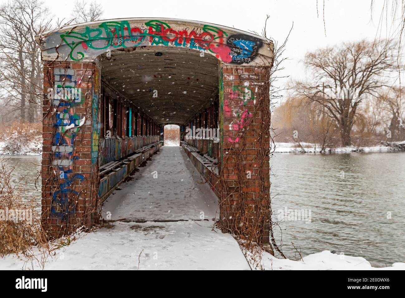 Detroit, Michigan - EINE Graffiti-überdachte Fußgängerbrücke über den Lake Muscoday auf Belle Isle, einem Park im Detroit River. Die Brücke war Teil von Stockfoto