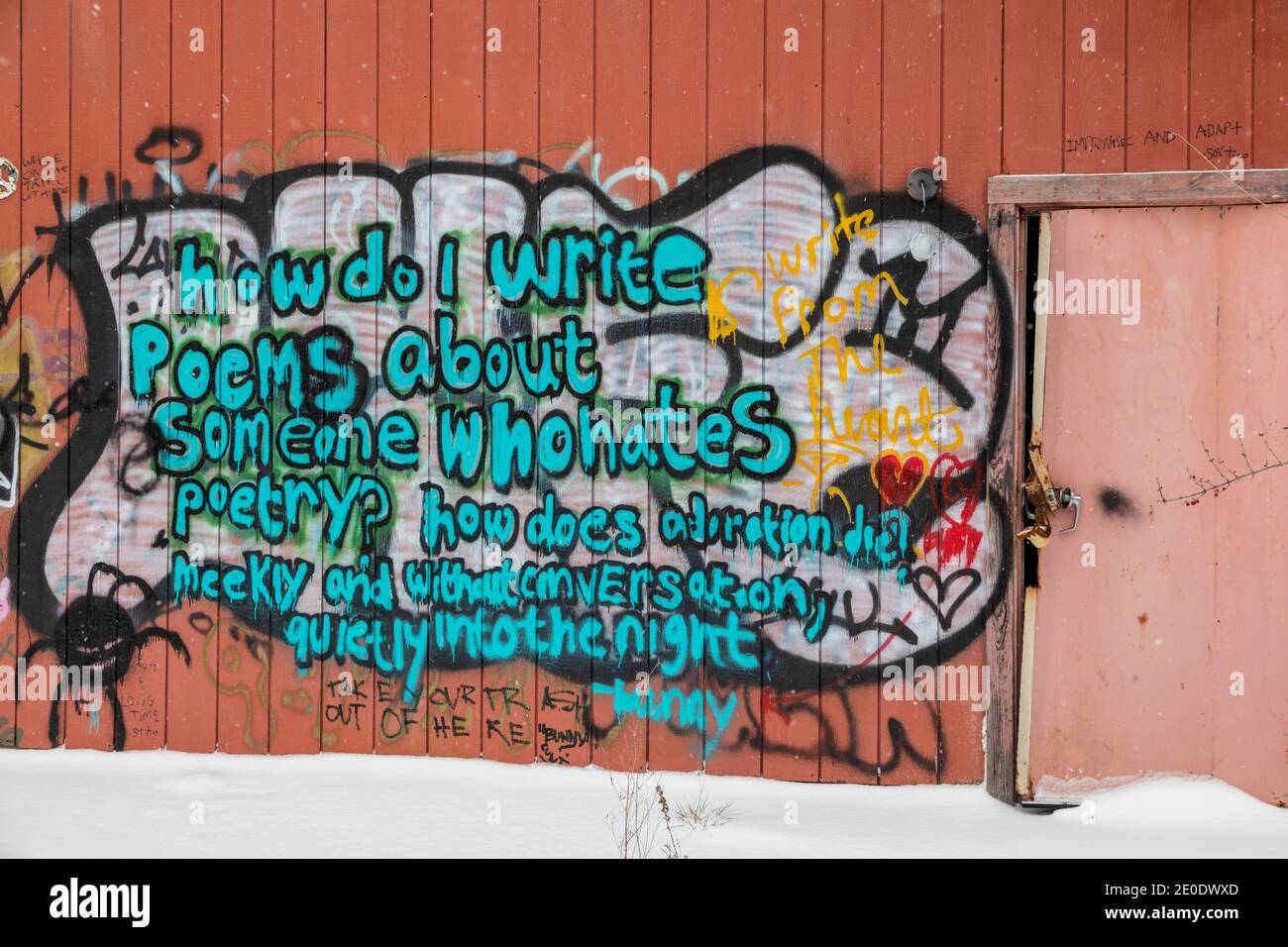 Detroit, Michigan - Graffiti über Poesie, auf einem verlassenen Gebäude auf einem geschlossenen Golfplatz auf Belle Isle, einem Park im Detroit River. Stockfoto