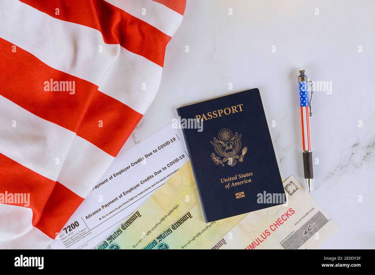 US-Flagge auf der Konjunkturbelebung finanzielle Entlastung Scheck an die Reisepass der USA Stockfoto