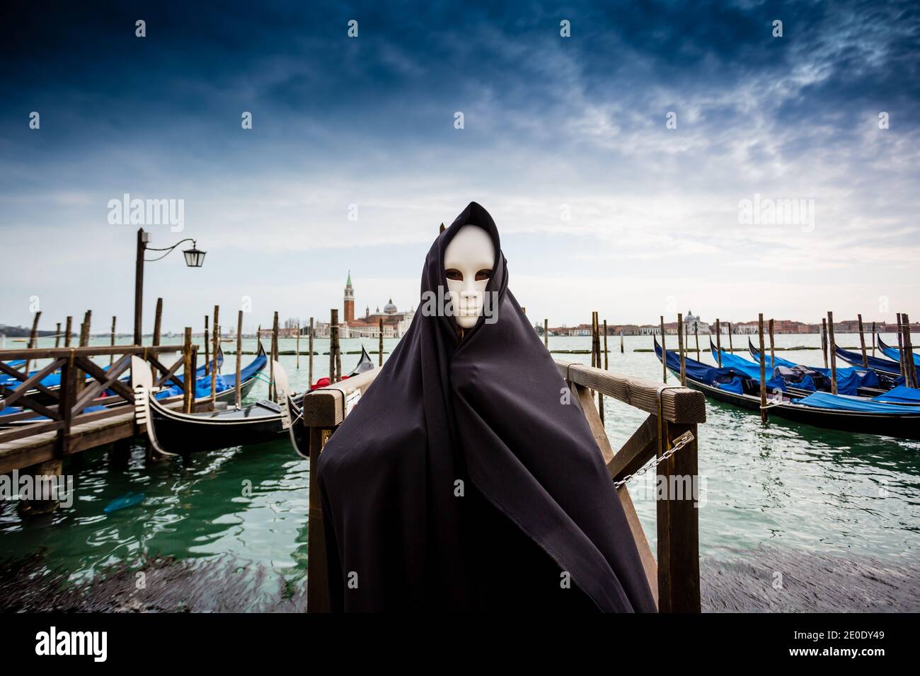 Frau in dunklen halloween wie Kostüm auf Straßen von Venedig Während des Karnevals Stockfoto