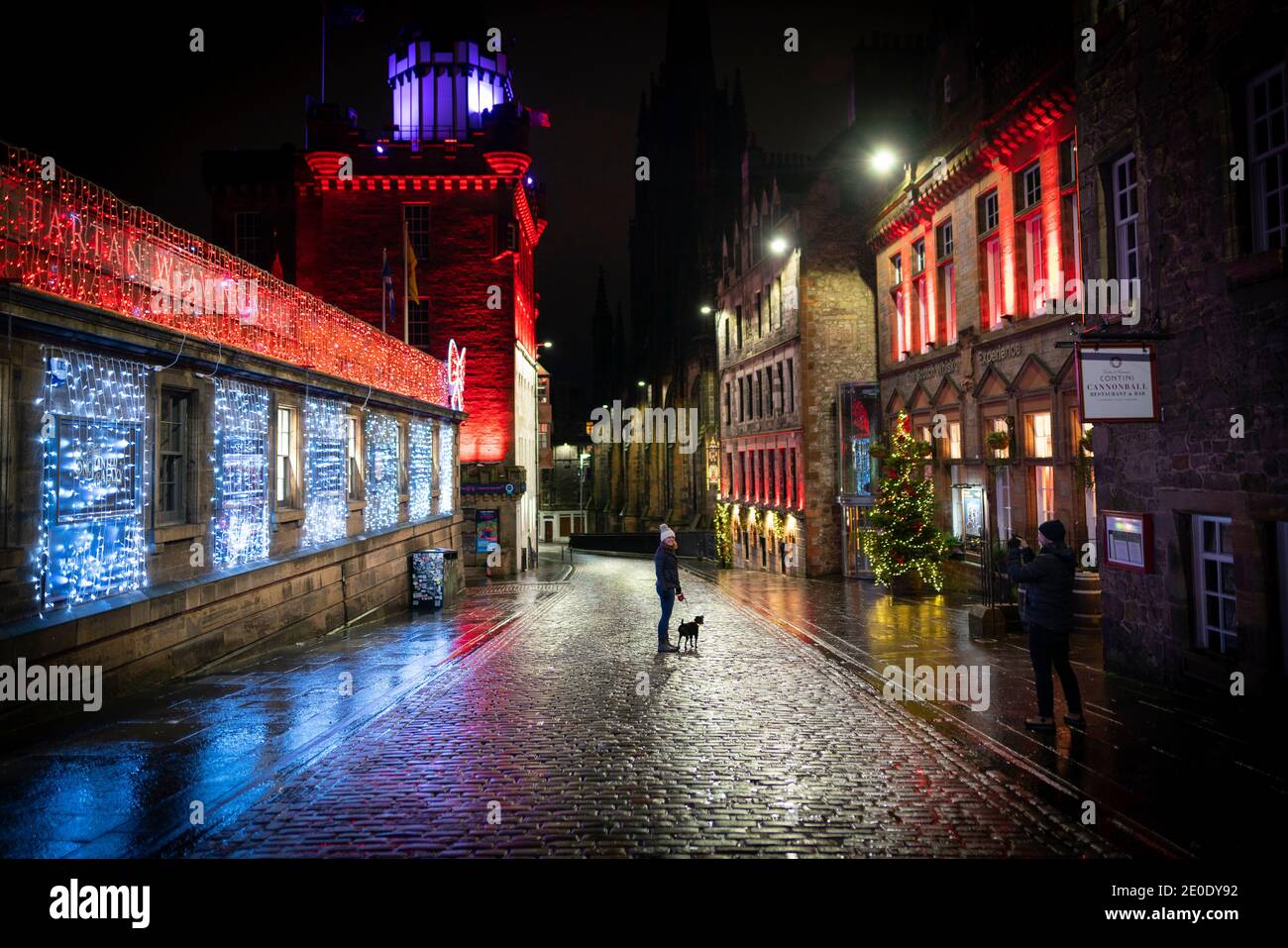 Edinburgh, Schottland, Großbritannien. 31 Dezember 2020. Szenen von leeren Straßen in der Nacht auf Hogmanay in Edinburgh City Centre.Pre Covid-19 Pandemie, die Stadt war berühmt für seine Straße Unterhaltung am Silvesterabend und zog viele Tausende von Touristen jedes Jahr zu genießen die Neujahrsfeiern. Bild: Die Royal Mile in der Nähe ist fast menschenleer. Iain Masterton/Alamy Live News Stockfoto