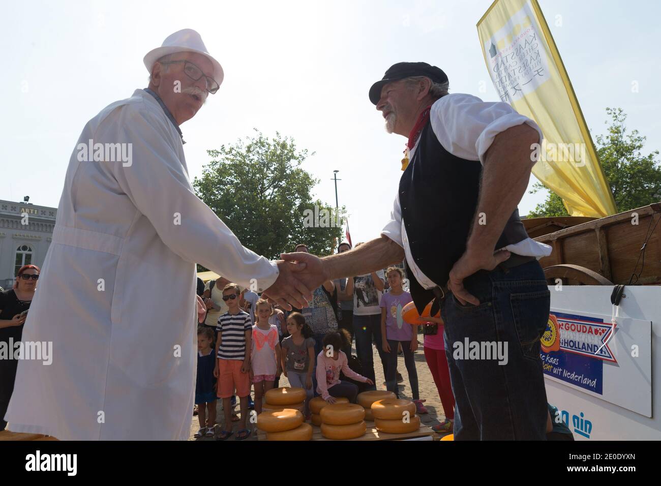 Nach einer Verhandlung schließen der Käsehändler und der Landwirt den Deal, indem er sich gegenseitig die Hände aufschlagen. Stockfoto