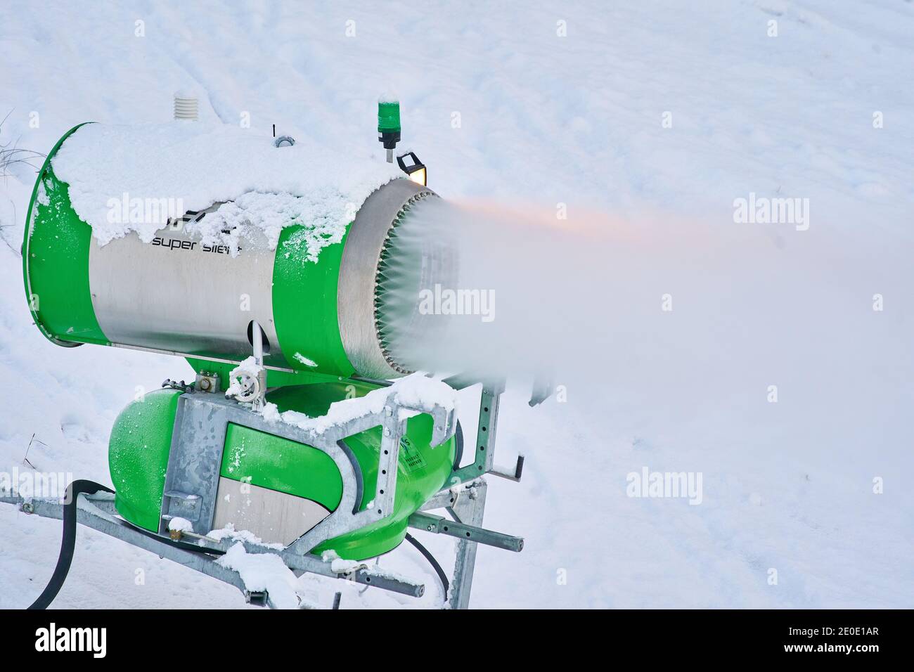 Schneekanon beim Vierschanzentournee Skisprung im Olympiastadion, große Olympiaschanze in Garmisch-Partenkirchen, Bayern, 31. Dezember 2020. © Peter Schatz / Alamy Live News Stockfoto