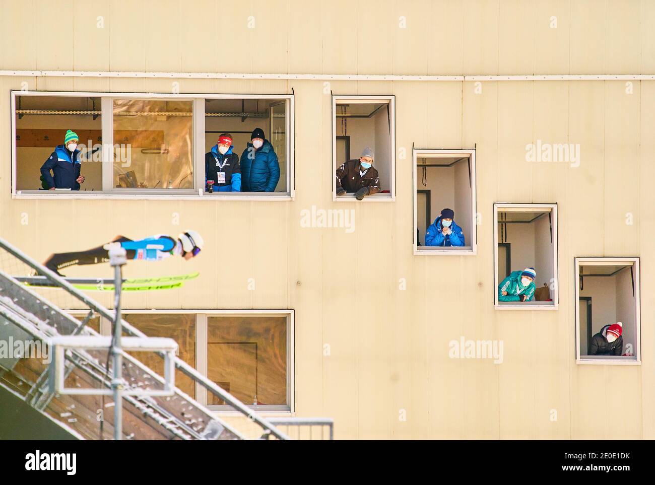 Weitenrichter, Schiedsrichter im Einsatz beim Vierschanzentournee Skisprung im Olympiastadion, große Olympiaschanze in Garmisch-Partenkirchen, Bayern, Deutschland, 31. Dezember 2020. © Peter Schatz / Alamy Live News Stockfoto