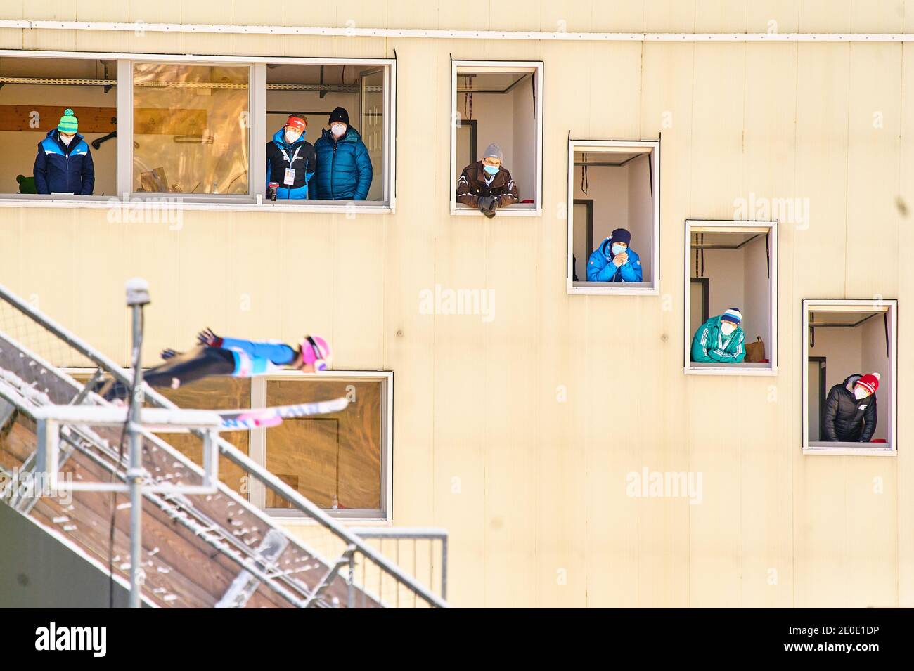 Weitenrichter, Schiedsrichter im Einsatz beim Vierschanzentournee Skisprung im Olympiastadion, große Olympiaschanze in Garmisch-Partenkirchen, Bayern, Deutschland, 31. Dezember 2020. © Peter Schatz / Alamy Live News Stockfoto