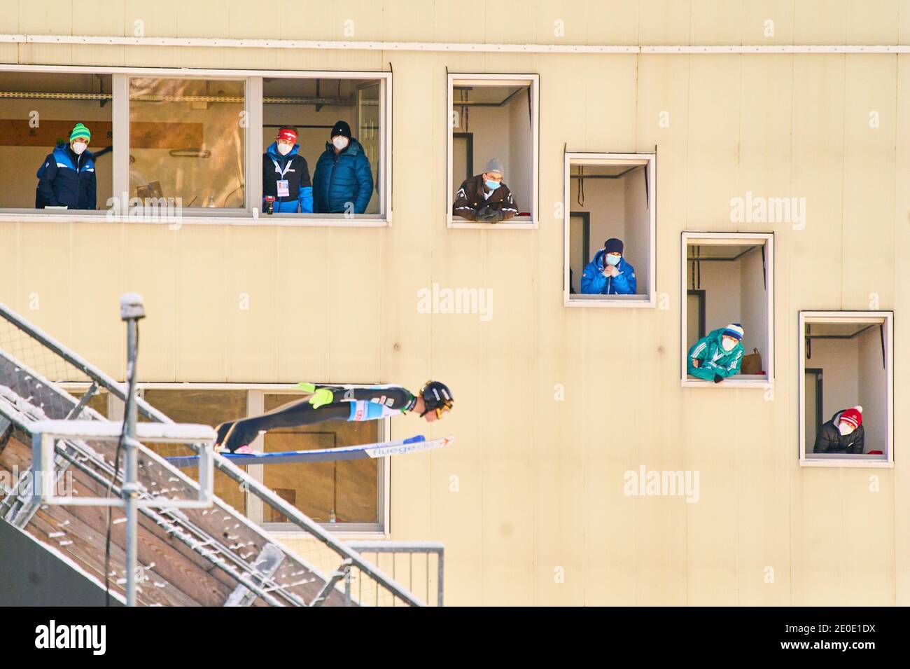 Weitenrichter, Schiedsrichter im Einsatz beim Vierschanzentournee Skisprung im Olympiastadion, große Olympiaschanze in Garmisch-Partenkirchen, Bayern, Deutschland, 31. Dezember 2020. © Peter Schatz / Alamy Live News Stockfoto