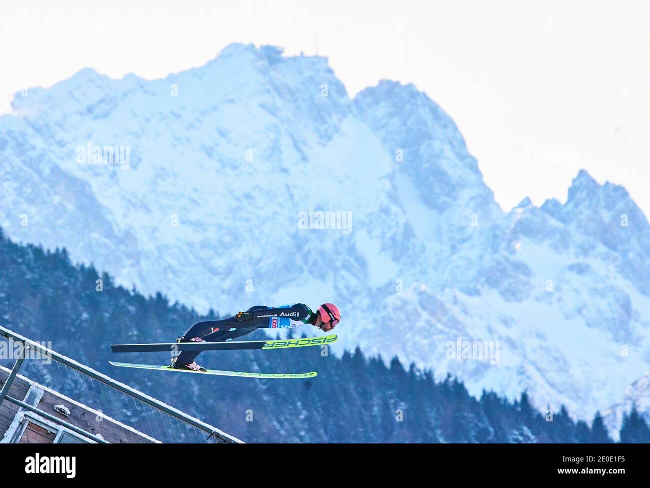 Pius PASCHKE ; GER in Aktion vor der Zugspitze beim Vierschanzentournee Skisprung im Olympiastadion, große Olympiaschanze in Garmisch-Partenkirchen, Bayern, Deutschland, 31. Dezember 2020. © Peter Schatz / Alamy Live News Stockfoto
