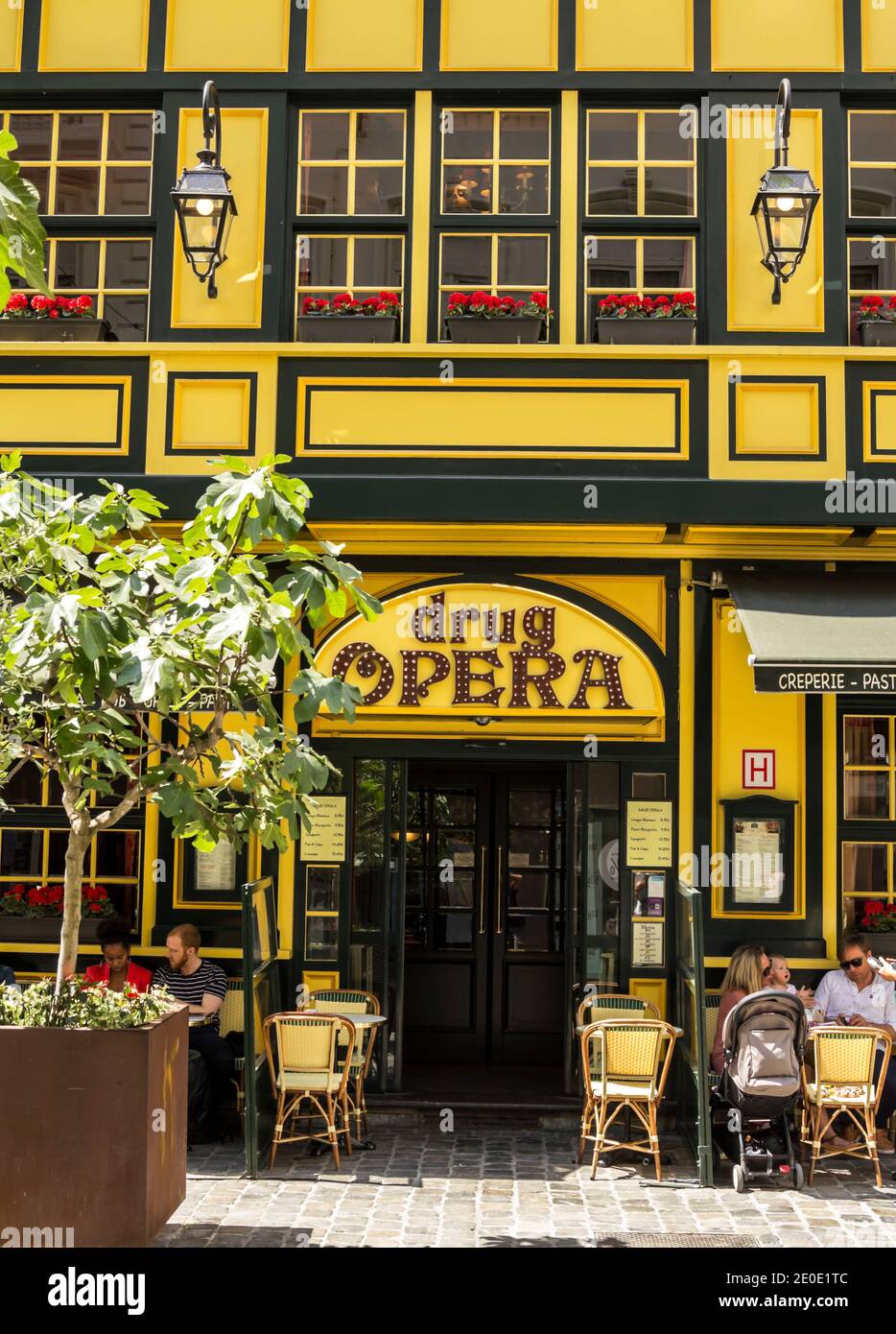 Brüssel, BELGIEN - 7. Juli 2019: Das berühmte Restaurant Drug Opera in der Gretystraße. Stockfoto