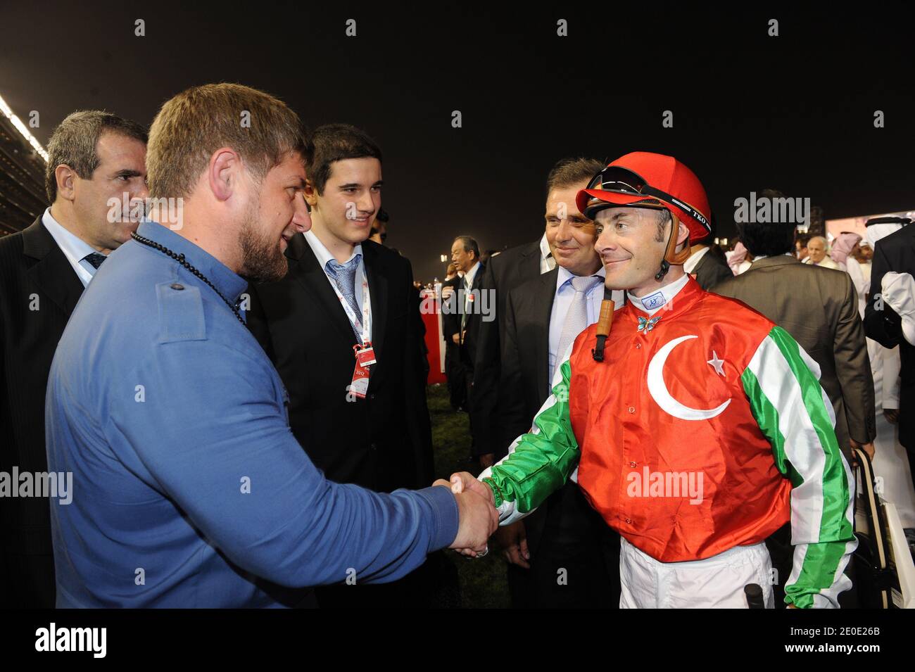 Tschetscheniens Präsident Ramzan Kadyrov und der französische Jockey Olivier Peslier sahen sich während des Dubai World Cup Pferderennens am 31. März 2012 in Dubai, Vereinigte Arabische Emirate, an. Foto von Ammar Abd Rabbo/ABACAPRESS.COM Stockfoto