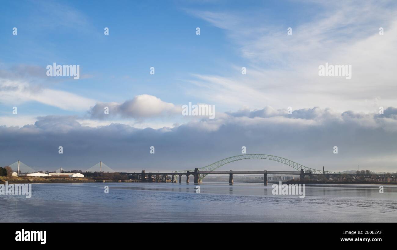 Die drei Brücken von Runcorn, die im Dezember 2020 über die Mersery Mündung hinweg gesehen wurden. Dazu gehören die Runcorn Bridge, die Runcorn Railway Bridge und FIN Stockfoto