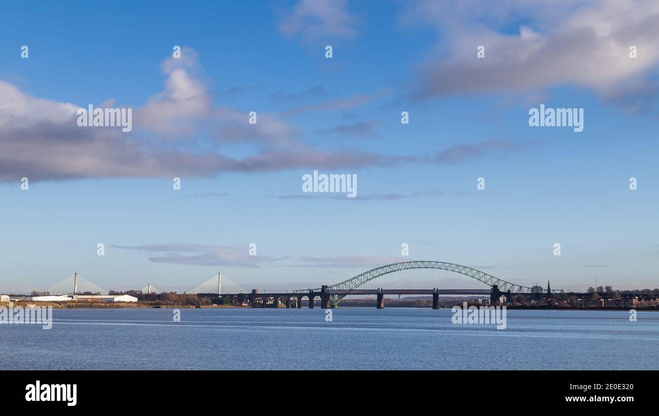 Die drei Brücken von Runcorn, die im Dezember 2020 über die Mersery Mündung hinweg gesehen wurden. Dazu gehören die Runcorn Bridge, die Runcorn Railway Bridge und FIN Stockfoto