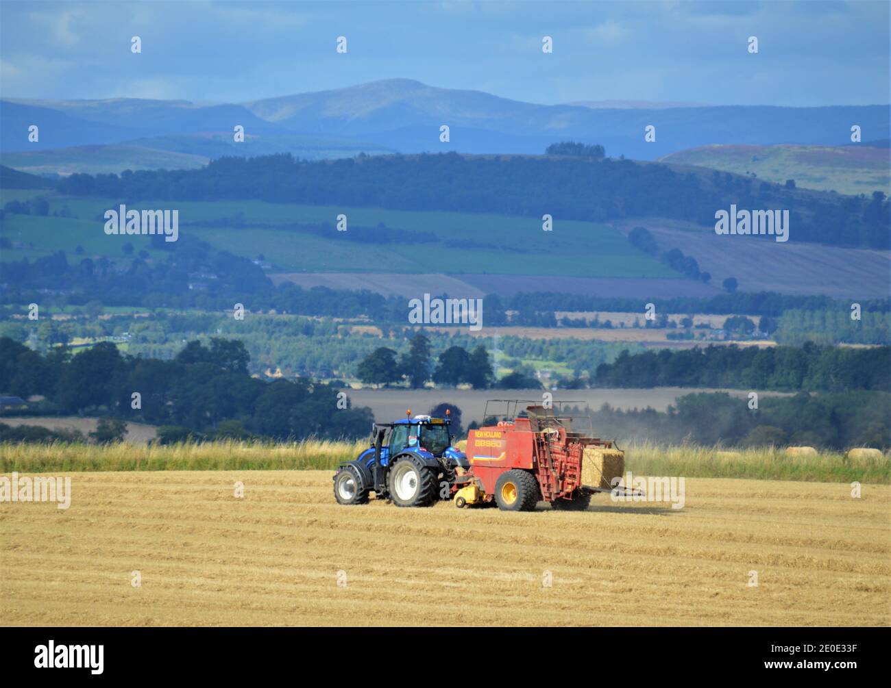 Valtra Traktor groß quadratische Ballenpressen - Landwirtschaft Perthshire Stockfoto