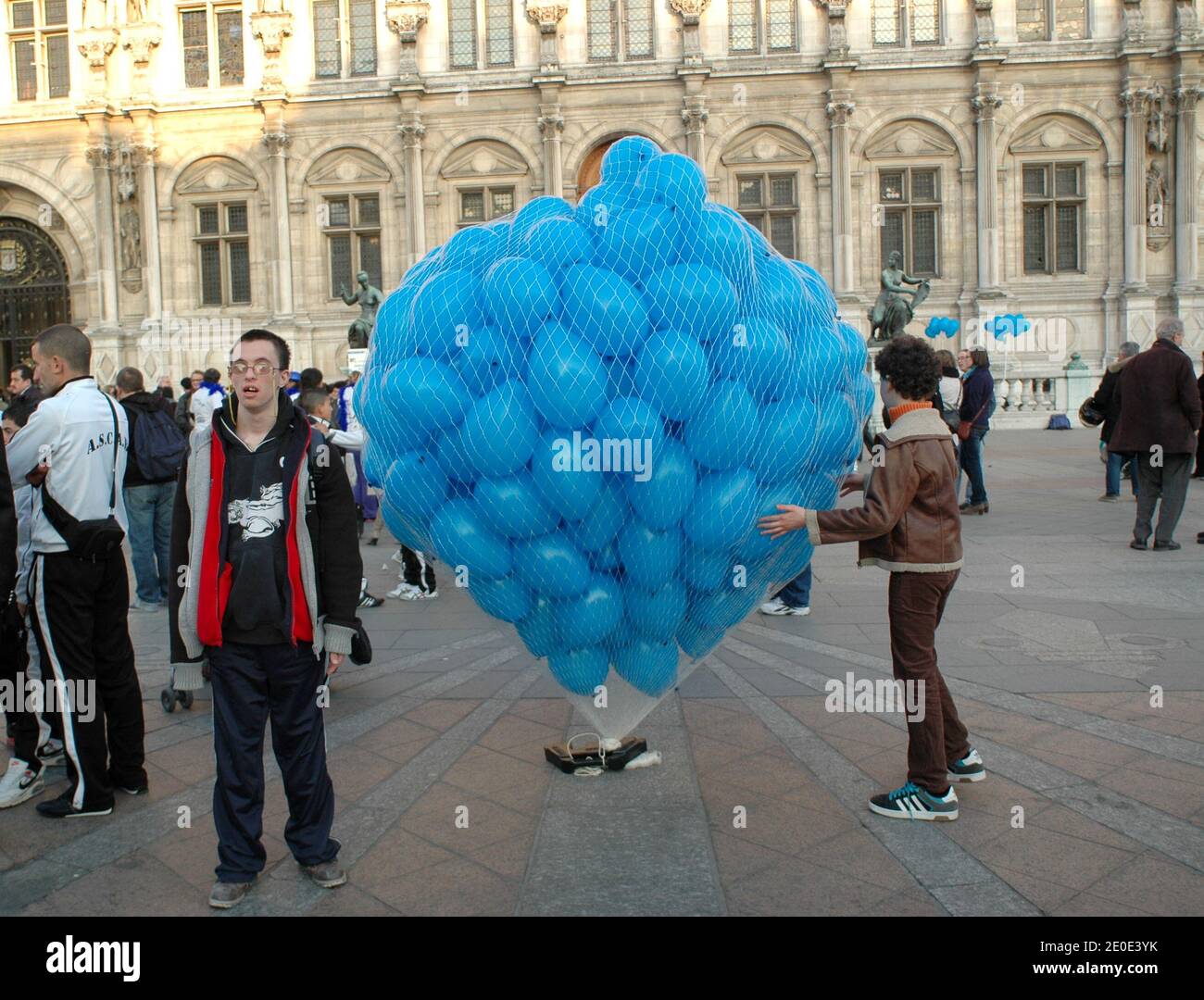 Am 2. April 2012 versammelten sich Menschen auf dem Platz des Hotels de Ville zum 5. Jährlichen Weltautismus-Tag (WAAD) in Paris. Jedes Jahr feiern Autismus-Organisationen auf der ganzen Welt den Tag mit einzigartigen Spendenaktionen und Sensibilisierungsveranstaltungen. Foto von Alain Apaydin/ABACAPRESS.COM Stockfoto