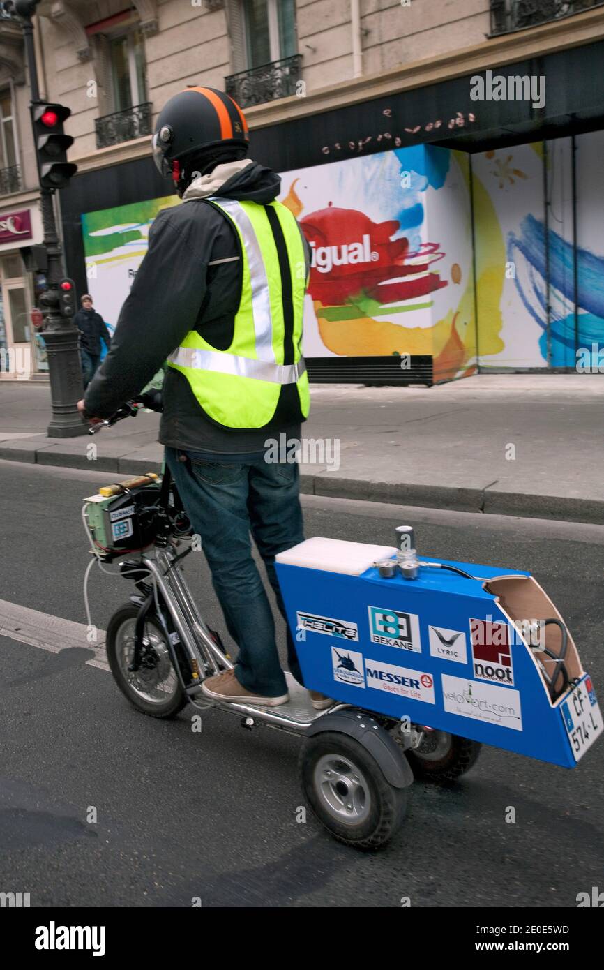 Der Franzose Pierre Lefranc fährt am 5. April 2012 in Paris den von ihm erfundenen wasserstoffbetriebenen Roller Bekane H2. Die Bekane H2 wird von einer Brennstoffzelle angetrieben, die von einer 18-Liter-Wasserstoffflasche gespeist wird. Lefranc hat mit einer Flasche einen Weltrekord von 365 km erreicht. Foto von Pascal Parrot/ABACAPRESS.COM Stockfoto