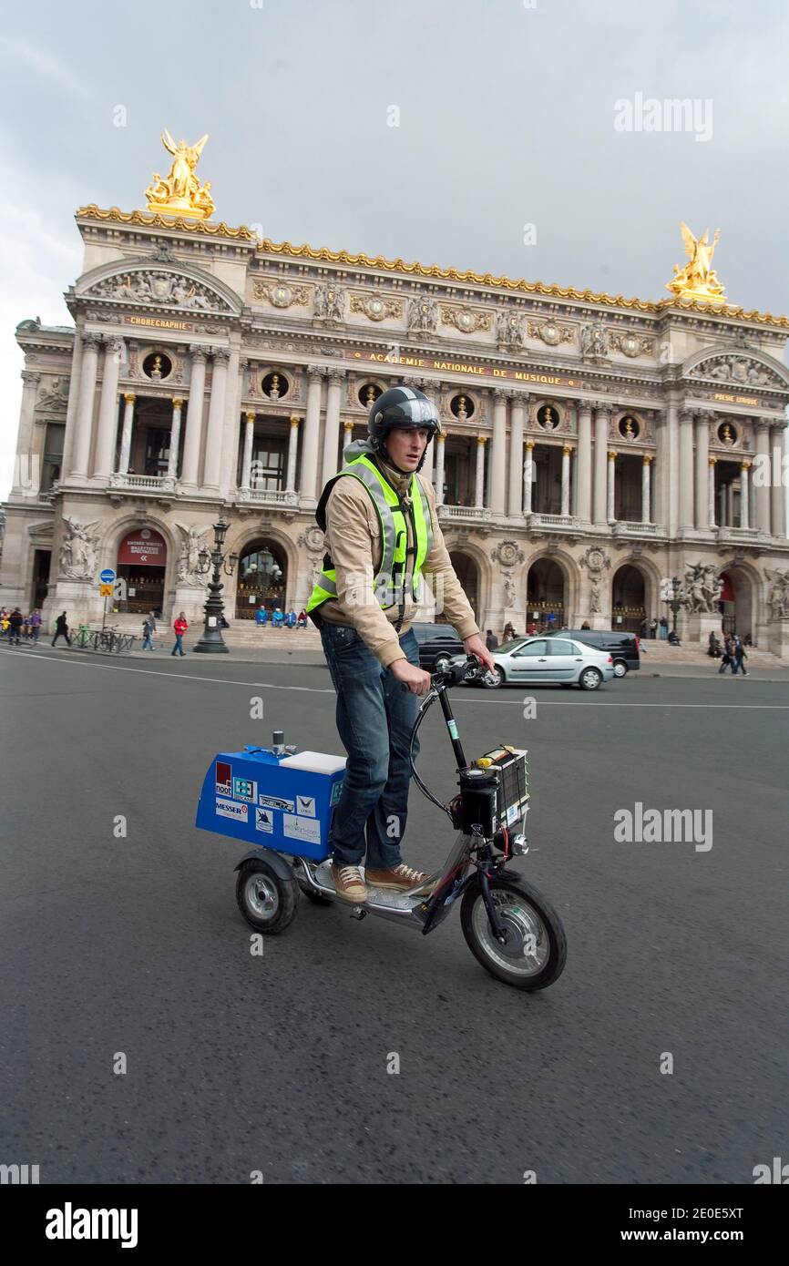 Der Franzose Pierre Lefranc fährt am 5. April 2012 in Paris den von ihm erfundenen wasserstoffbetriebenen Roller Bekane H2. Die Bekane H2 wird von einer Brennstoffzelle angetrieben, die von einer 18-Liter-Wasserstoffflasche gespeist wird. Lefranc hat mit einer Flasche einen Weltrekord von 365 km erreicht. Foto von Pascal Parrot/ABACAPRESS.COM Stockfoto