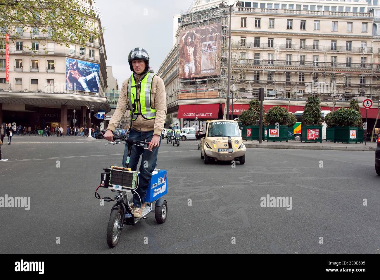 Der Franzose Pierre Lefranc fährt am 5. April 2012 in Paris den von ihm erfundenen wasserstoffbetriebenen Roller Bekane H2. Die Bekane H2 wird von einer Brennstoffzelle angetrieben, die von einer 18-Liter-Wasserstoffflasche gespeist wird. Lefranc hat mit einer Flasche einen Weltrekord von 365 km erreicht. Foto von Pascal Parrot/ABACAPRESS.COM Stockfoto