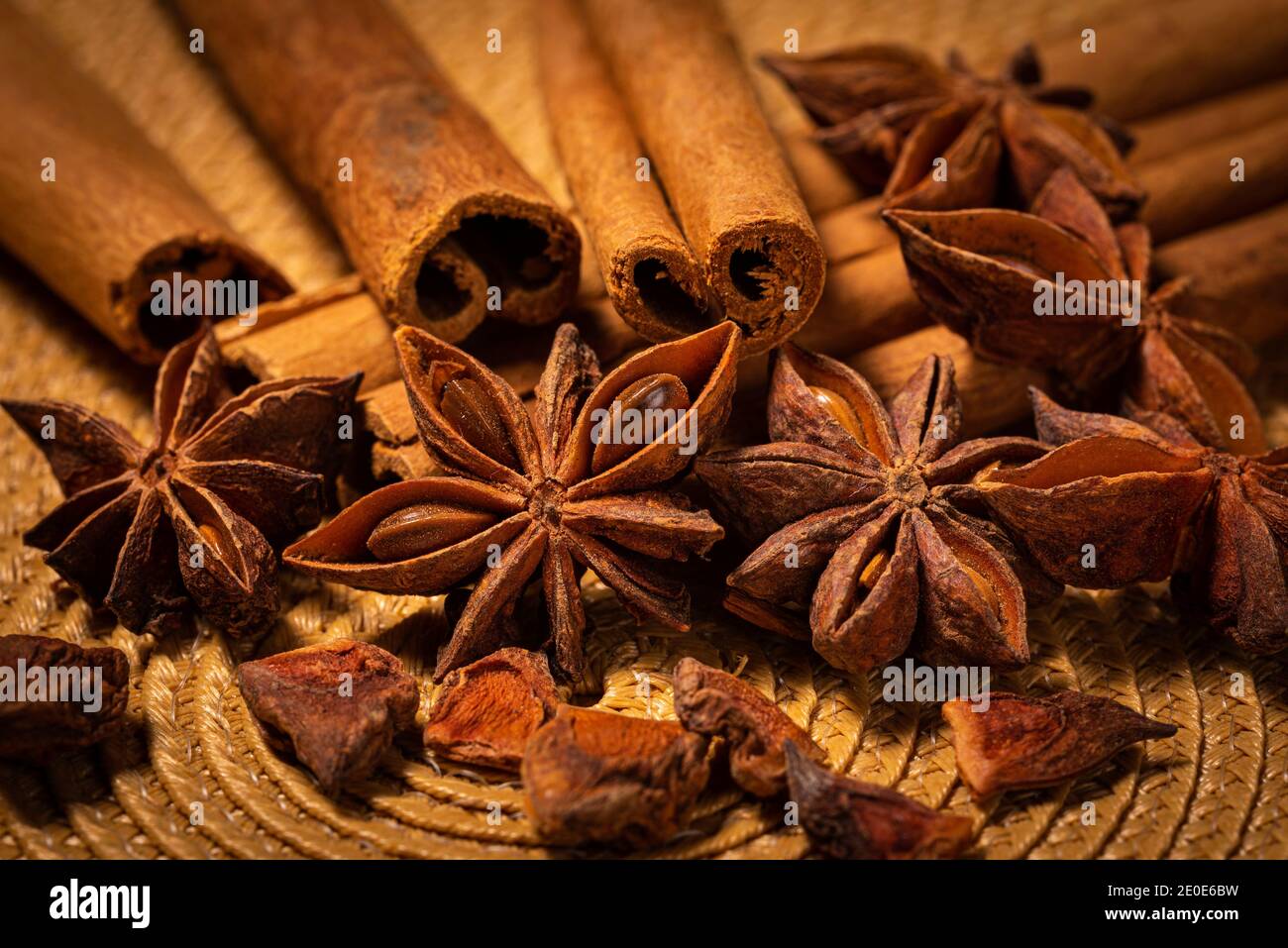 Sternanis mit Zimt Sticks auf kreisförmigen Matte Stockfoto