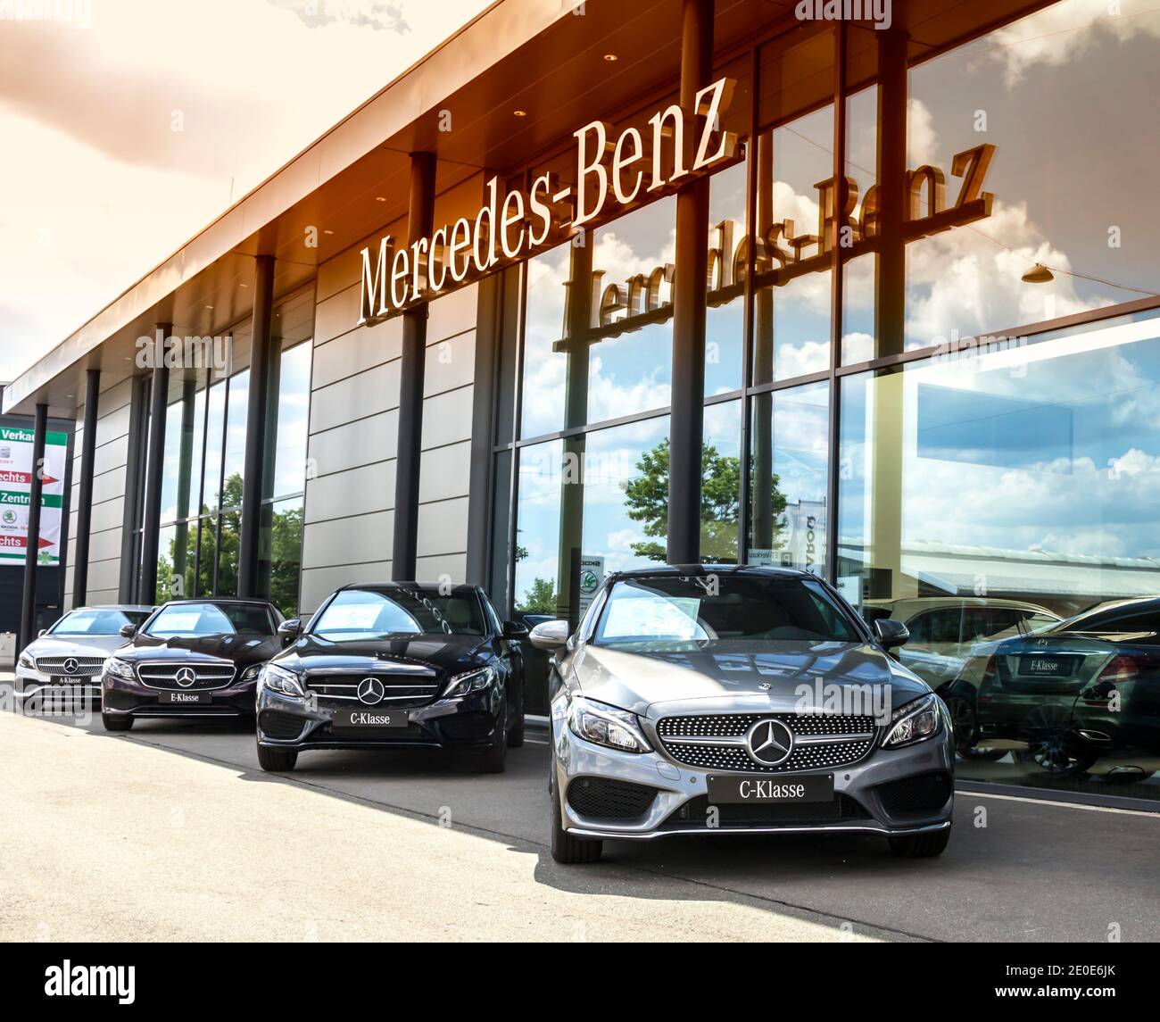 Nürnberg, Deutschland: Offizieller Händler von Mercedes-Benz. Mercedes-Benz  ist ein deutscher Luxus-Automobilhersteller, Autos in Reihe Stockfotografie  - Alamy