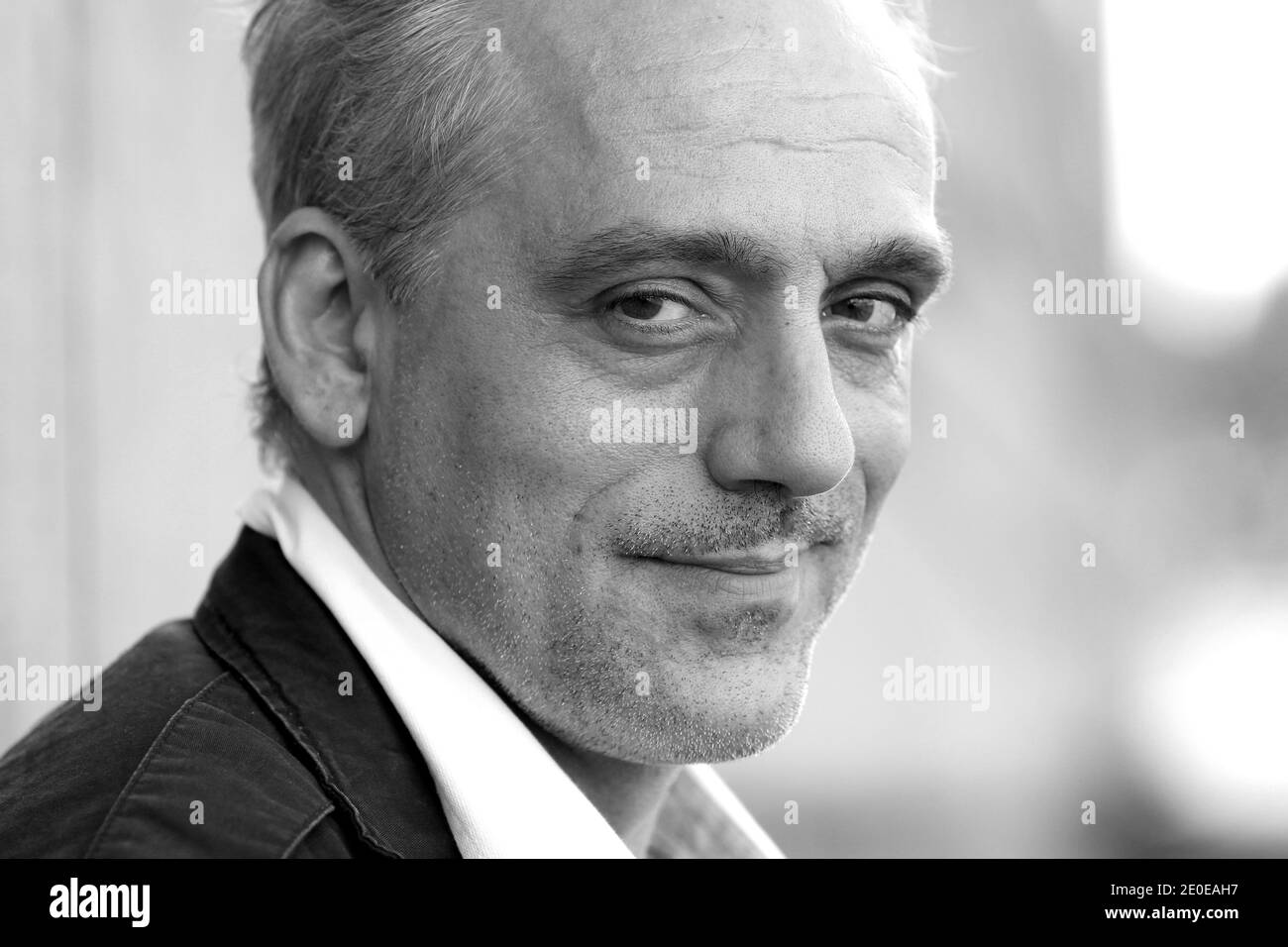 Der Kandidat der Partei Nouveau parti ancapitaliste (NPA) für die Präsidentschaftswahl in Frankreich 2012, Philippe Poutou, stellt sich vor einem Wahlkampftreffen in Pessac, Südwestfrankreich, am 14. April 2012 in Bellegrave Hall vor. Foto von Patrick Bernard/ABACAPRESS.COM Stockfoto