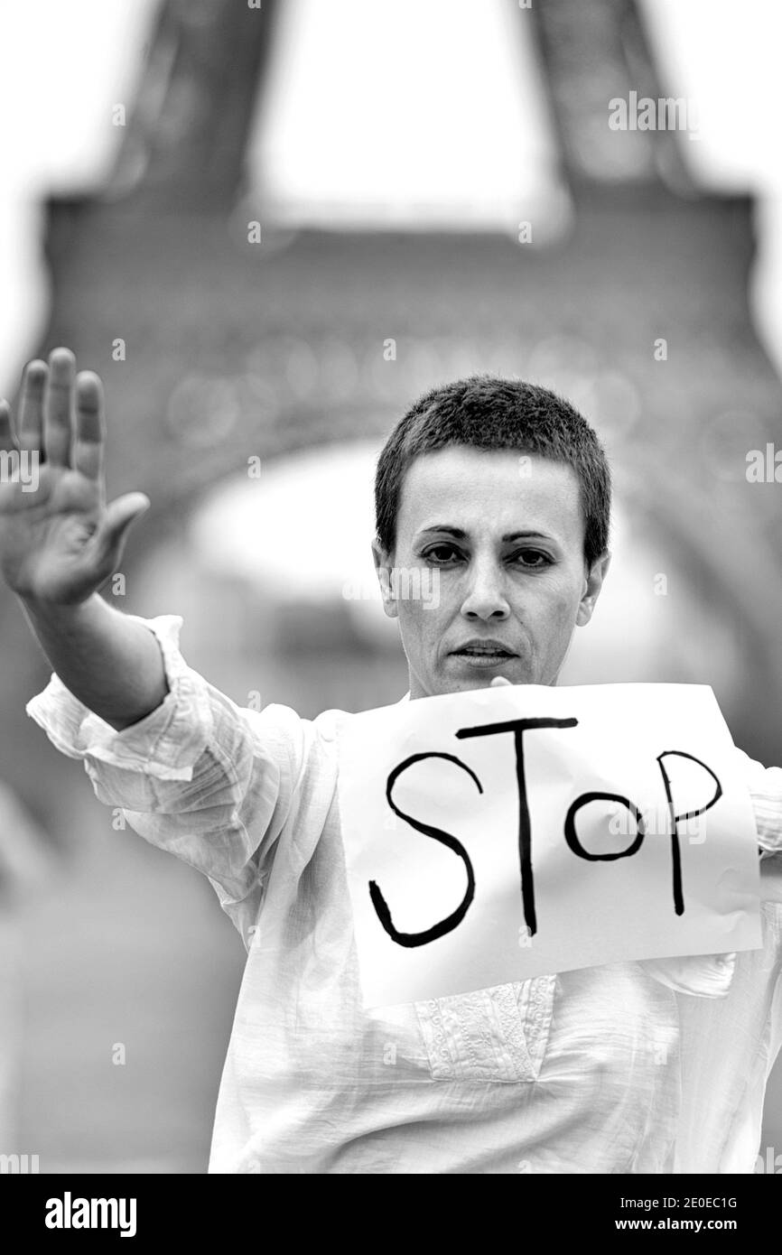 Die syrische Schauspielerin Fadwa Sulaiman posiert mit einem "STOP"-Zeichen, um am 14. April 2012 in Paris friedlich gegen Gewalt in Syrien zu protestieren. Der Protest ist Teil einer Aktion namens "Weiße Welle" ("Vague Blanche"), die am 17. April, dem Tag der syrischen Unabhängigkeit, in Paris stattfinden wird, mit dem Bürgermeister von Paris und anderen Persönlichkeiten. Fadwa Suleiman beteiligte sich aktiv an der syrischen Revolution und wurde eine Ikone, nachdem sie im Fernsehen vor Demonstranten in Homs sprach, dann musste sie Syrien verlassen und kam nach Paris. Foto von Ammar Abd Rabbo/ABACAPRESS.COM Stockfoto