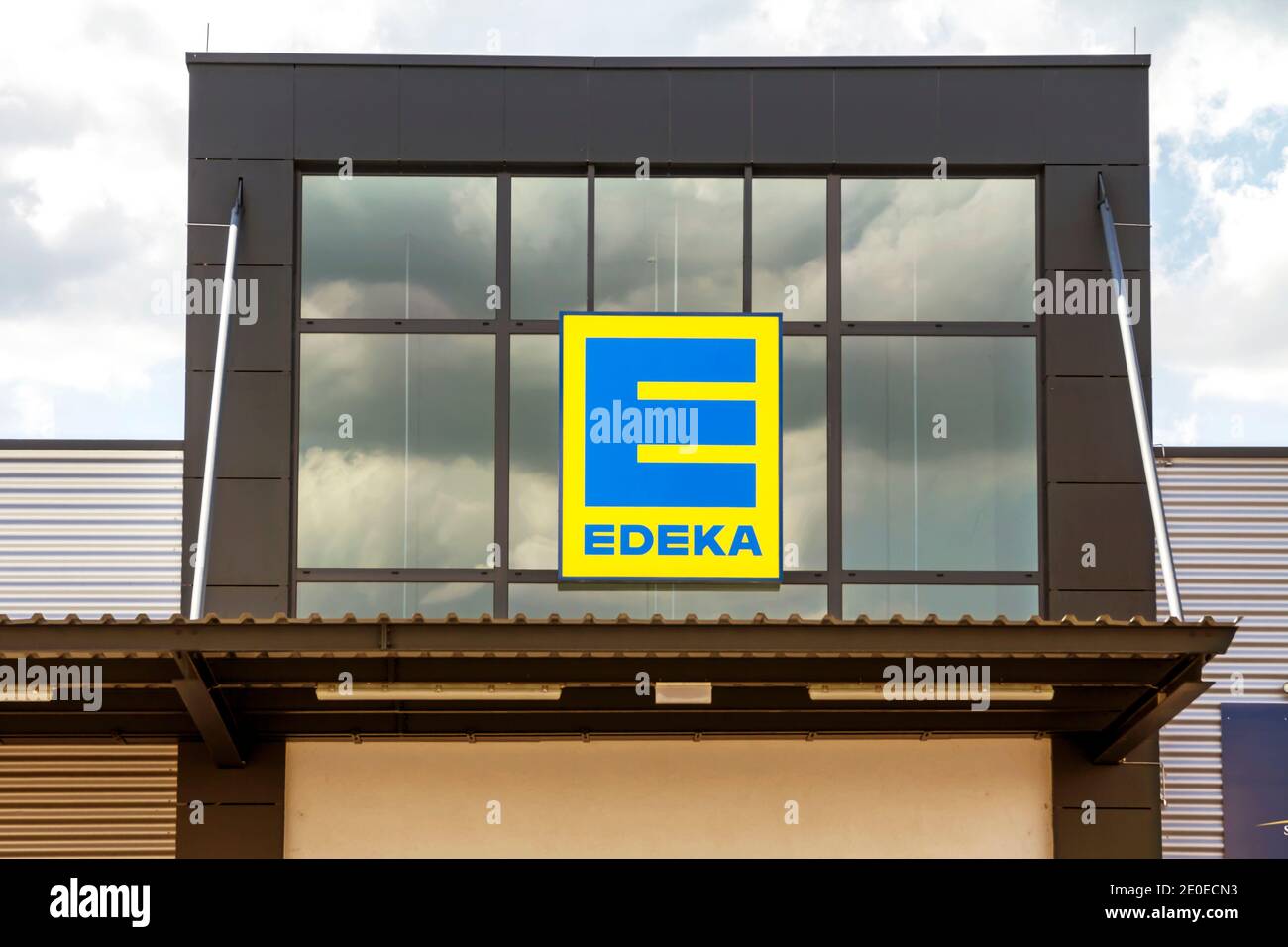 Schwabach, Deutschland: EDEKA-Schild an der Filiale. Die Edeka-Gruppe ist der größte deutsche Supermarktkonzern. Stockfoto