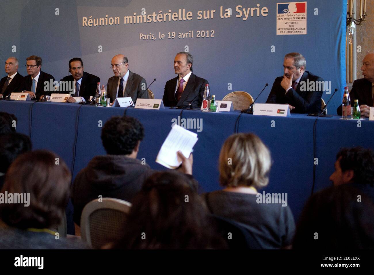 Bundesaußenminister Guido Westerwelle, Katars Premierminister und Außenminister Scheich Hamad bin Jassim al-Thani, Frankreichs Außenminister Alain Juppe und Saudi-Arabiens Außenminister Prinz Saud al-Faisal nehmen an einem Treffen mit westlichen und arabischen Außenministern zum Thema Syrien-Krise Teil. Frankreich warnte Russland, dass seine Weigerung, daran teilzunehmen, es am 19. April 2012 im Außenministerium in Paris, Frankreich, tiefer in die Isolation stürfte. Foto von Stephane Lemouton/ABACAPRESS.COM Stockfoto