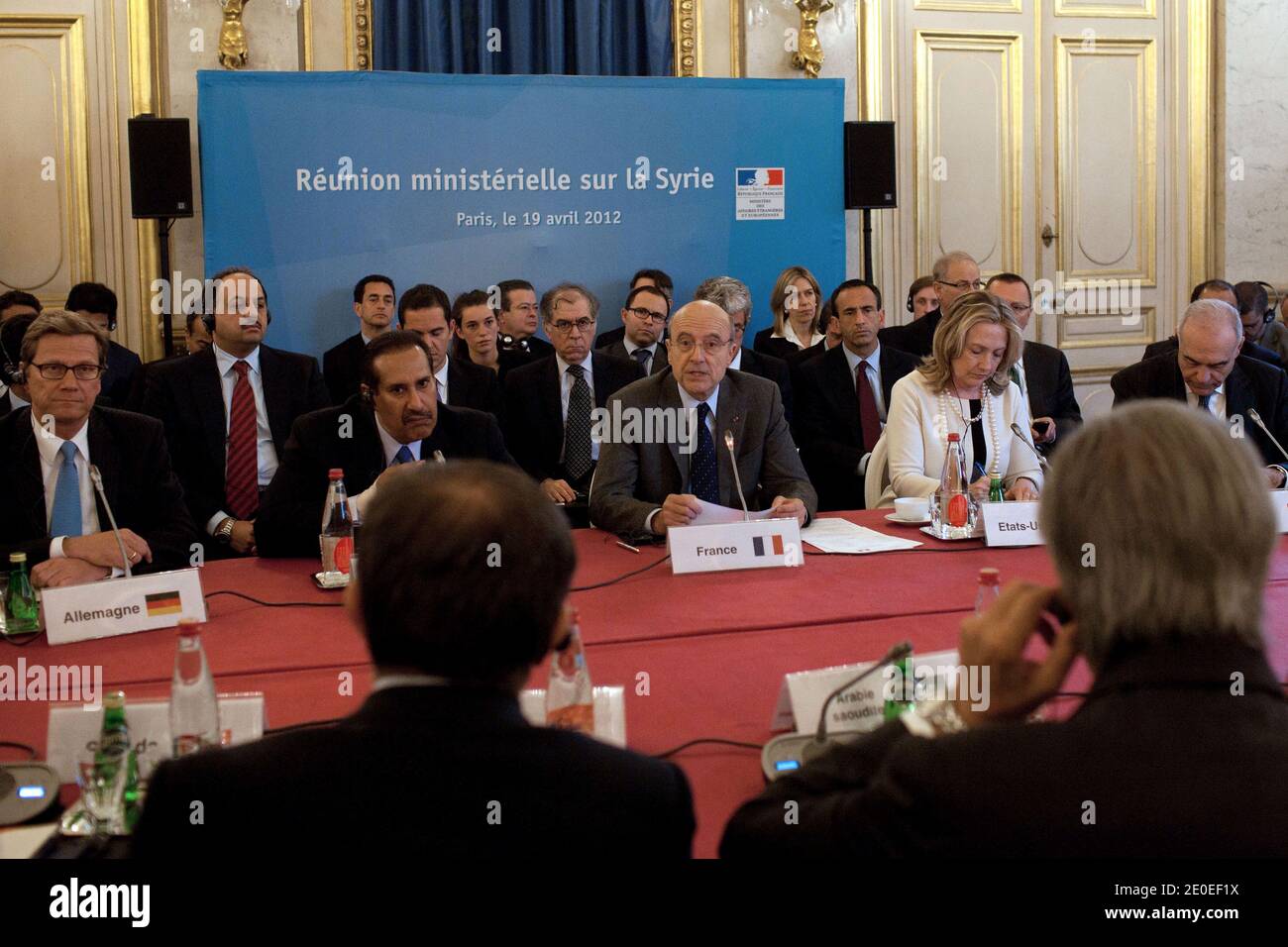 Bundesaußenminister Guido Westerwelle, Katars Premierminister und Außenminister Scheich Hamad bin Jassim al-Thani, Frankreichs Außenminister Alain Juppe und US-Außenministerin Hillary Clinton treffen sich zu Gesprächen mit westlichen und arabischen Außenministern über die Syrien-Krise, Frankreich warnte Russland, dass seine Weigerung, daran teilzunehmen, es am 19. April 2012 im Außenministerium in Paris, Frankreich, tiefer in die Isolation stürfte. Foto von Stephane Lemouton/ABACAPRESS.COM Stockfoto