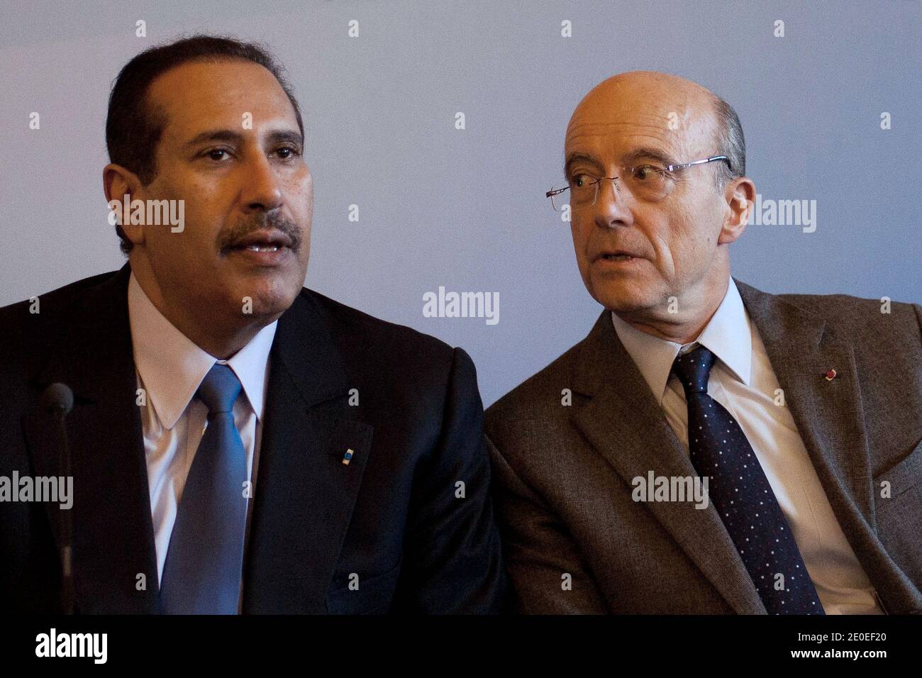 Der katarische Premierminister und Außenminister Scheich Hamad bin Jassim al-Thani im Gespräch mit dem französischen Außenminister Alain Juppe (R) während eines Treffens mit westlichen und arabischen Außenministern mit Schwerpunkt auf der Syrien-Krise, Frankreich warnte Russland, dass seine Weigerung, daran teilzunehmen, es am 19. April 2012 im Außenministerium in Paris, Frankreich, tiefer in die Isolation stürfte. Foto von Stephane Lemouton/ABACAPRESS.COM Stockfoto