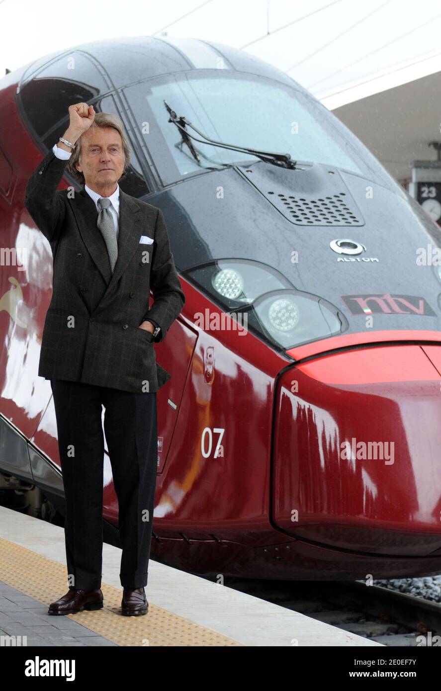 Präsident Luca Cordero di Montezemolo, vor dem Hochgeschwindigkeitszug Italo, im Bahnhof von Neapel, anlässlich der ersten Reise nach Neapel, Italien, am 20. April 2012. Der erste private Hochgeschwindigkeitszug Italiens, der Italo genannt wird, ist der modernste Zug Europas. Das Unternehmen NTV, das von Ferrari-Chef Luca di Montezemolo ins Leben gerufen wurde, machte seine erste Reise von Rom nach Neapel. 'Italo' fährt mit einer Höchstgeschwindigkeit von 360 km/h. NTV ist ein 900 Millionen Euro-Projekt, das Rom, Mailand, Turin, Venedig, Florenz, Bologna, Neapel, Bari und Salerno verbinden wird. Es hat drei verschiedene Coach Klassen. Foto von A Stockfoto