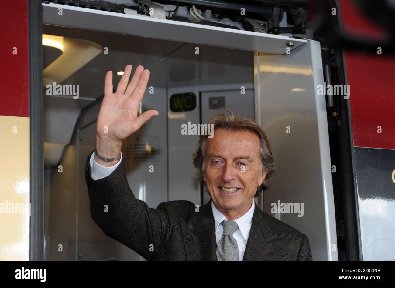 Präsident Luca Cordero di Montezemolo, an Bord des Hochgeschwindigkeitszuges Italo, im Bahnhof von Neapel, anlässlich der ersten Reise nach Neapel, Italien, am 20. April 2012. Der erste private Hochgeschwindigkeitszug Italiens, der Italo genannt wird, ist der modernste Zug Europas. Das Unternehmen NTV, das von Ferrari-Chef Luca di Montezemolo ins Leben gerufen wurde, machte seine erste Reise von Rom nach Neapel. 'Italo' fährt mit einer Höchstgeschwindigkeit von 360 km/h. NTV ist ein 900 Millionen Euro-Projekt, das Rom, Mailand, Turin, Venedig, Florenz, Bologna, Neapel, Bari und Salerno verbinden wird. Es hat drei verschiedene Coach Klassen. Foto von ABACAP Stockfoto